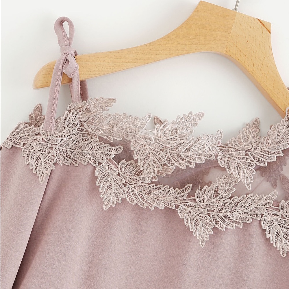 🆕HP🏆Cold shoulder mesh appliqué detail blouse - Picture 3 of 6